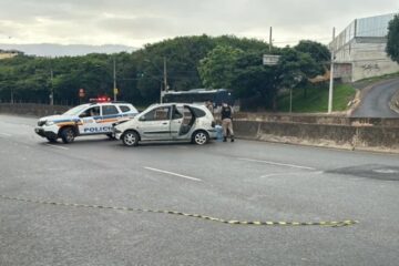 Suspeito morre em troca de tiros com a PM após roubo de caminhão; cinco homens são presos e dois fogem
