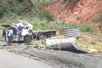 BR-381: caminhão carregado com melancias capota e uma pessoa morre em Sabará