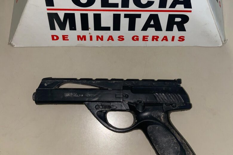 Polícia Militar apreende simulacro de arma de fogo após perseguição e capotamento de carro em Rio Piracicaba