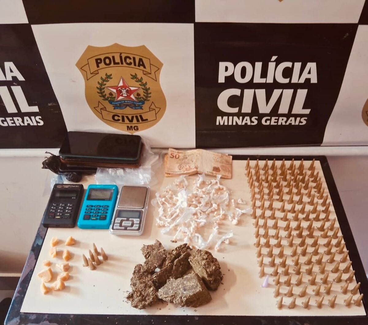 Polícia Civil cumpre mandado e apreende grande quantidade de drogas em Itabira
