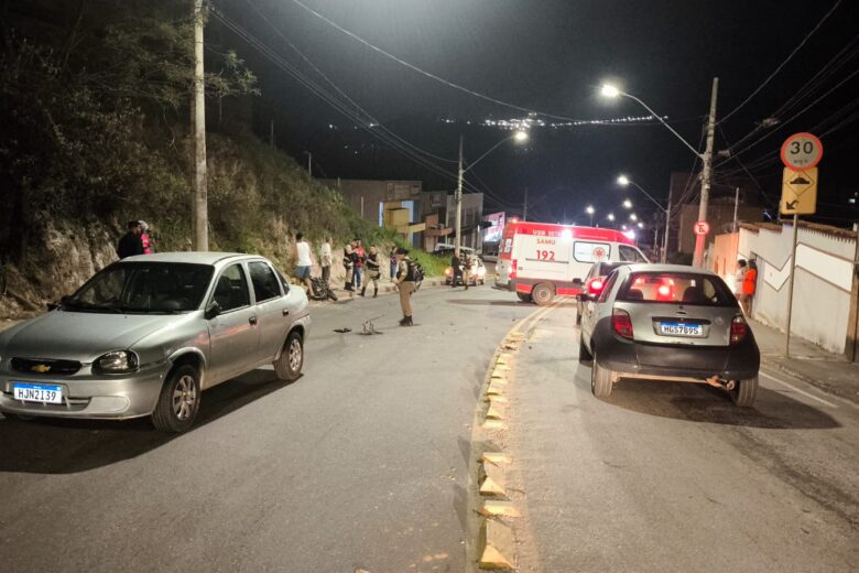 Colisão entre motocicletas e carro deixa dois feridos no bairro Hamilton, em Itabira