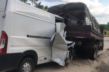Motorista de van morre em acidente com caminhão na BR-381, em Bom Jesus do Amparo