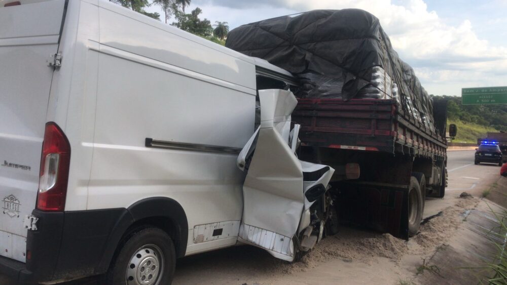 Motorista de van morre em acidente com caminhão na BR-381, em Bom Jesus do Amparo