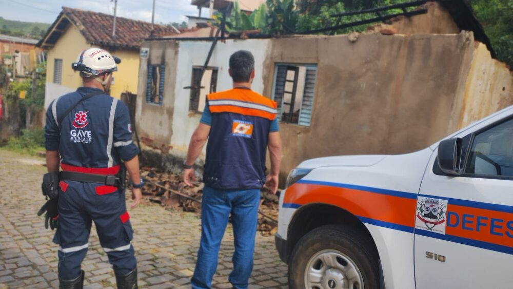 Incêndio destrói casa em Nova Era; Defesa Civil investiga causas