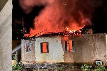 Incêndio destrói casa em Nova Era; Defesa Civil investiga causas