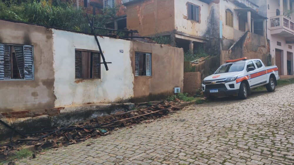 Incêndio destrói casa em Nova Era; Defesa Civil investiga causas