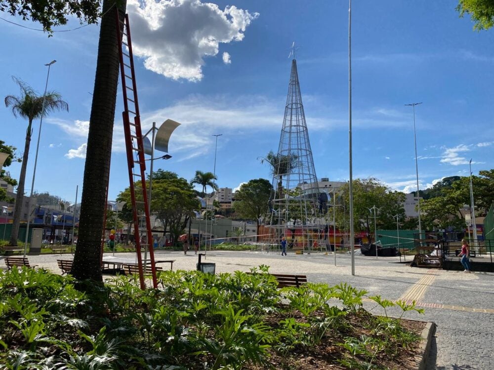 Prefeitura de Itabira rescinde contrato com empresa de decoração natalina por atrasos e anuncia nova contratação emergencial