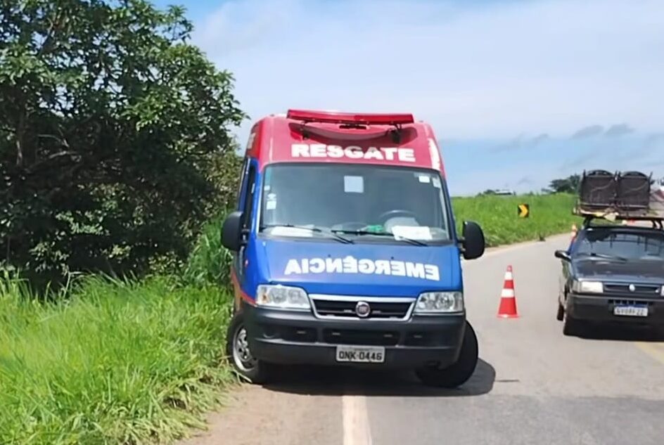 Idoso perde controle da direção e carro despenca em quintal de casa na BR-381