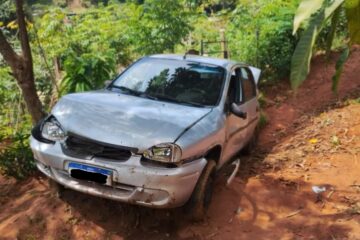 Idoso perde controle da direção e carro despenca em quintal de casa na BR-381
