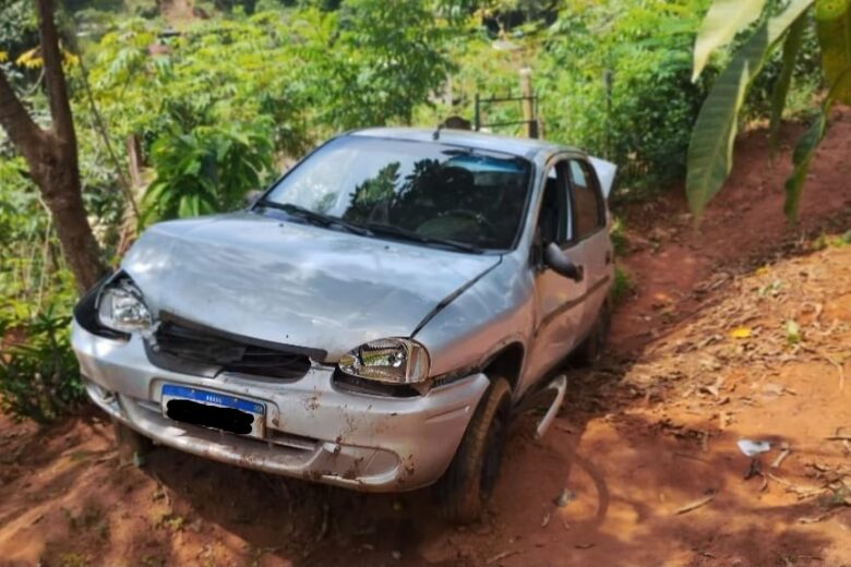 Idoso perde controle da direção e carro despenca em quintal de casa na BR-381