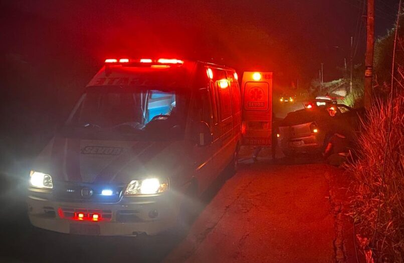 Carro perde roda e colide com poste na estrada do Jacuí, em João Monlevade