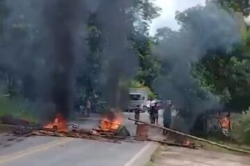 Protesto por falta de energia interdita MG-120 em Ferros