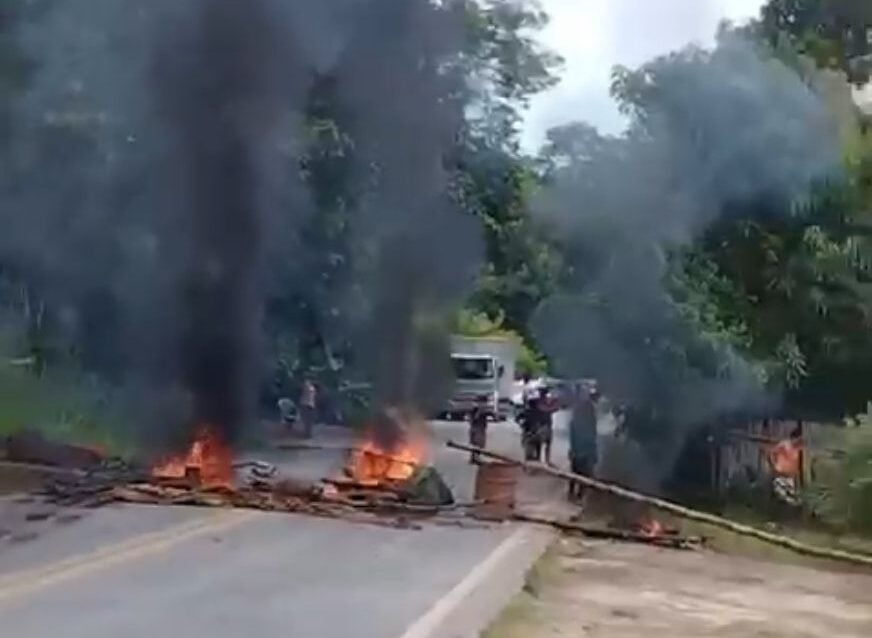 Protesto por falta de energia interdita MG-120 em Ferros