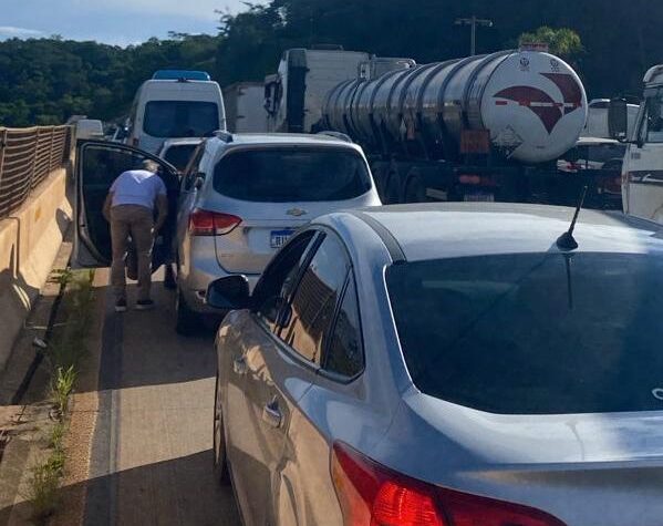 Carreta fica em "L" e complica trânsito na BR-381 na manhã desta terça-feira