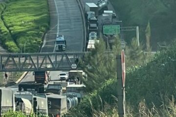 Carreta fica em “L” e complica trânsito na BR-381 na manhã desta terça-feira