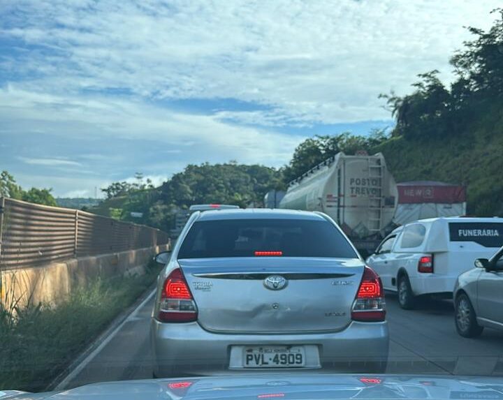 Carreta fica em "L" e complica trânsito na BR-381 na manhã desta terça-feira