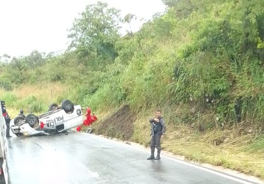 Minas Gerais: viatura da Polícia Penal capota na BR-381, em Caeté