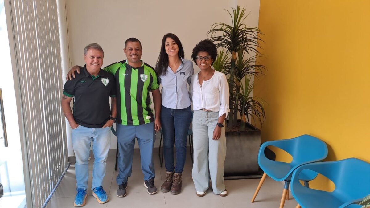 Ronaldo Capoeira se reúne com representante do América-MG para discutir escola de futebol gratuita do clube em Itabira