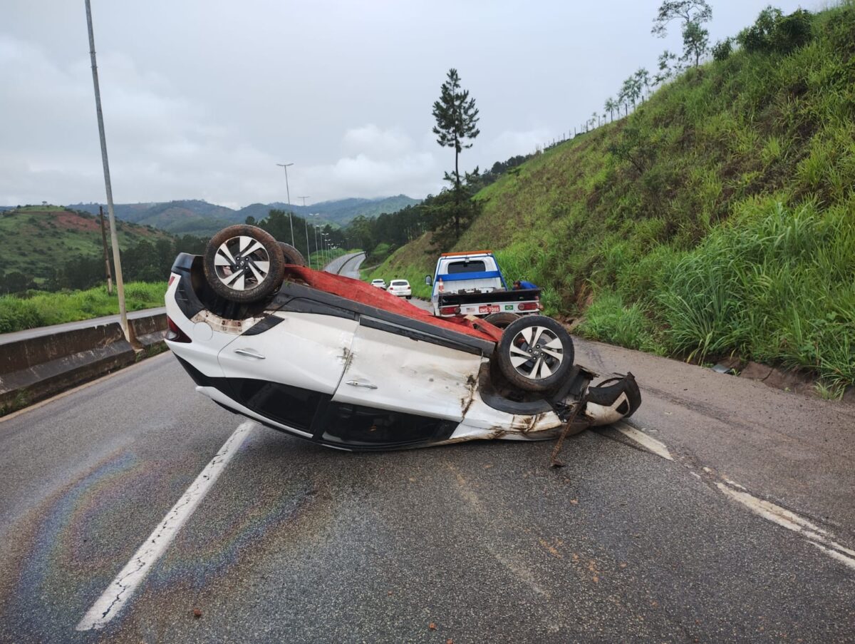Mulher fica ferida após carro capotar na BR-381, próximo à Nova Era
