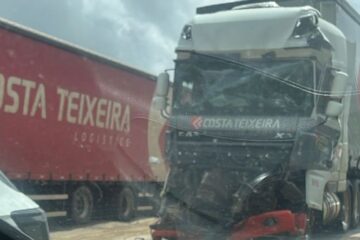 Motorista é socorrido após colisão entre duas carretas na BR-381