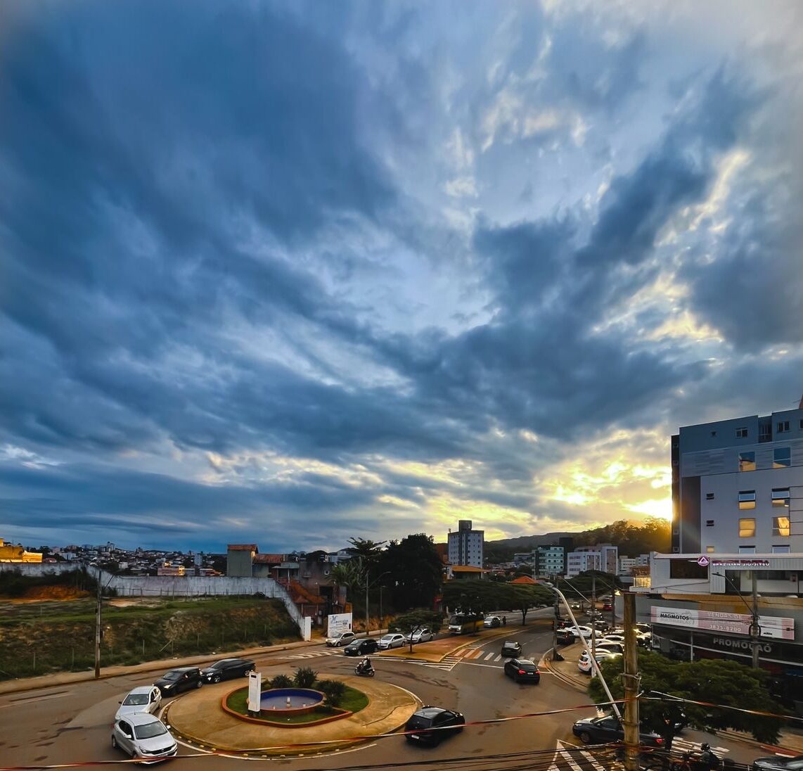 Chegada do frio marca a terça-feira em Minas, com céu nublado e queda nas temperaturas
