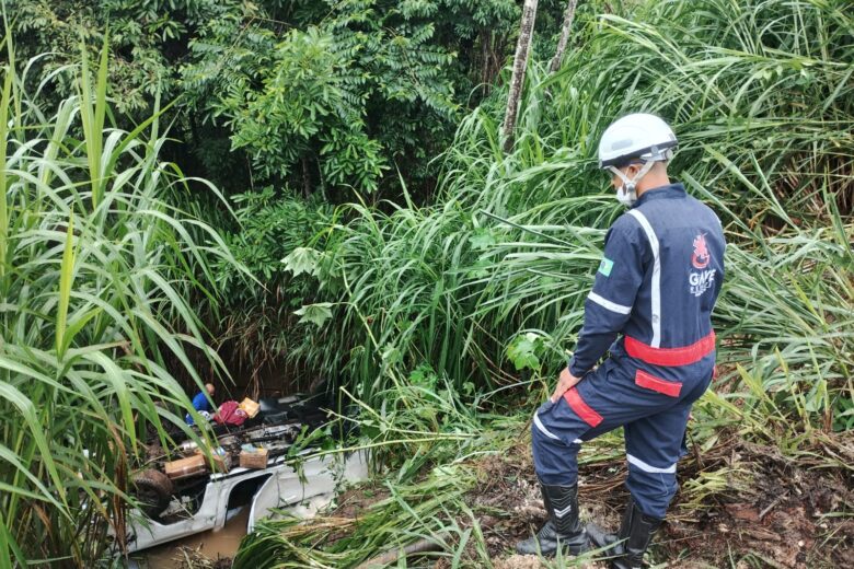 Colisão de carros na MGC-120, em Rio de Peixe, Nova Era