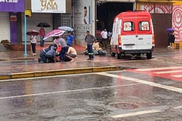 Idosa é atropelada na faixa de pedestres, em Itabira
