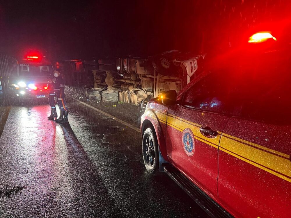 Motorista de carreta morre em capotamento na BR-381, em Santana do Paraíso