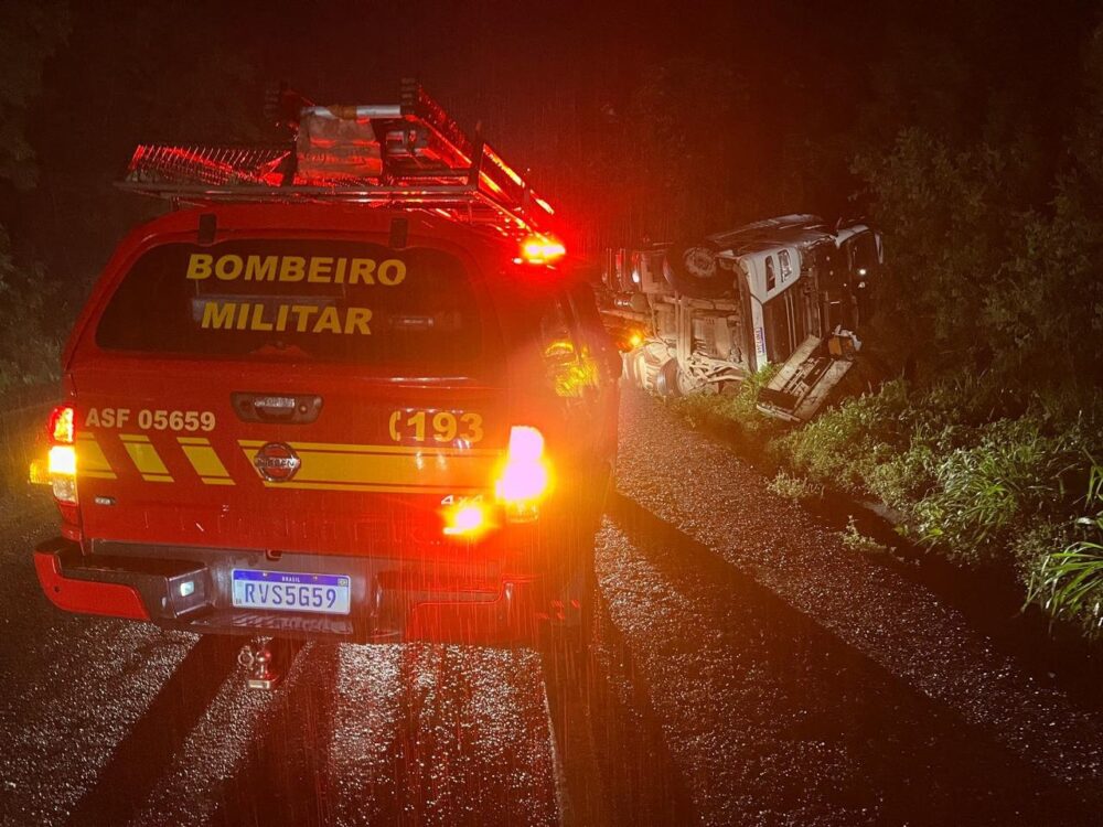 Motorista de carreta morre em capotamento na BR-381, em Santana do Paraíso