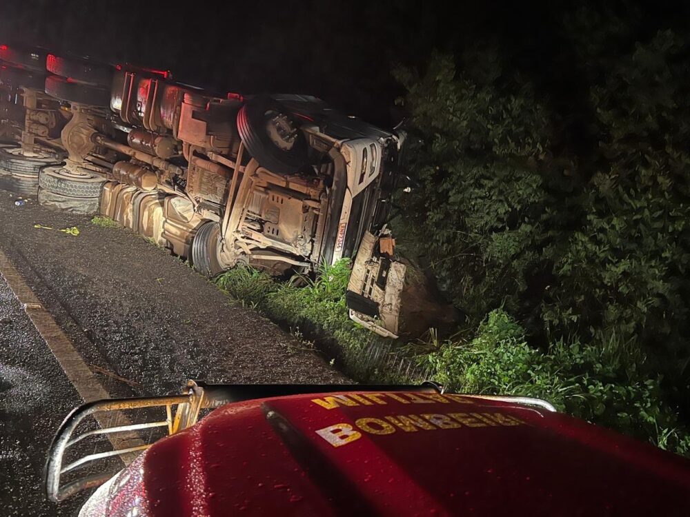 Motorista de carreta morre em capotamento na BR-381, em Santana do Paraíso