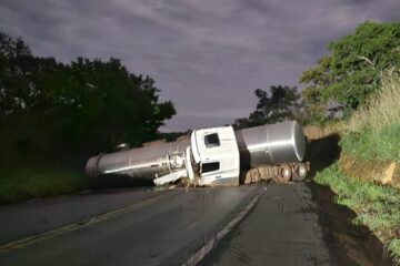 Dois acidentes com caminhões-tanque interditam a BR-365 em Minas Gerais