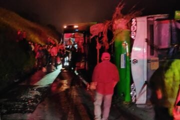Bombeiros socorrem vítimas de tombamento de ônibus na BR-381