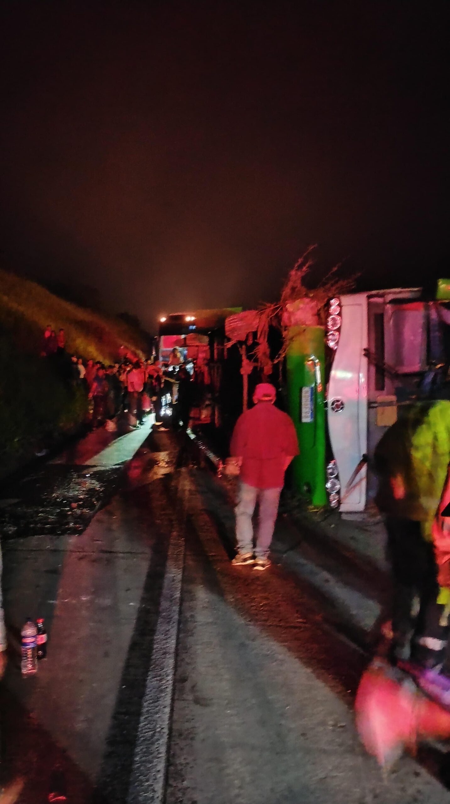 Bombeiros socorrem vítimas de tombamento de ônibus na BR-381