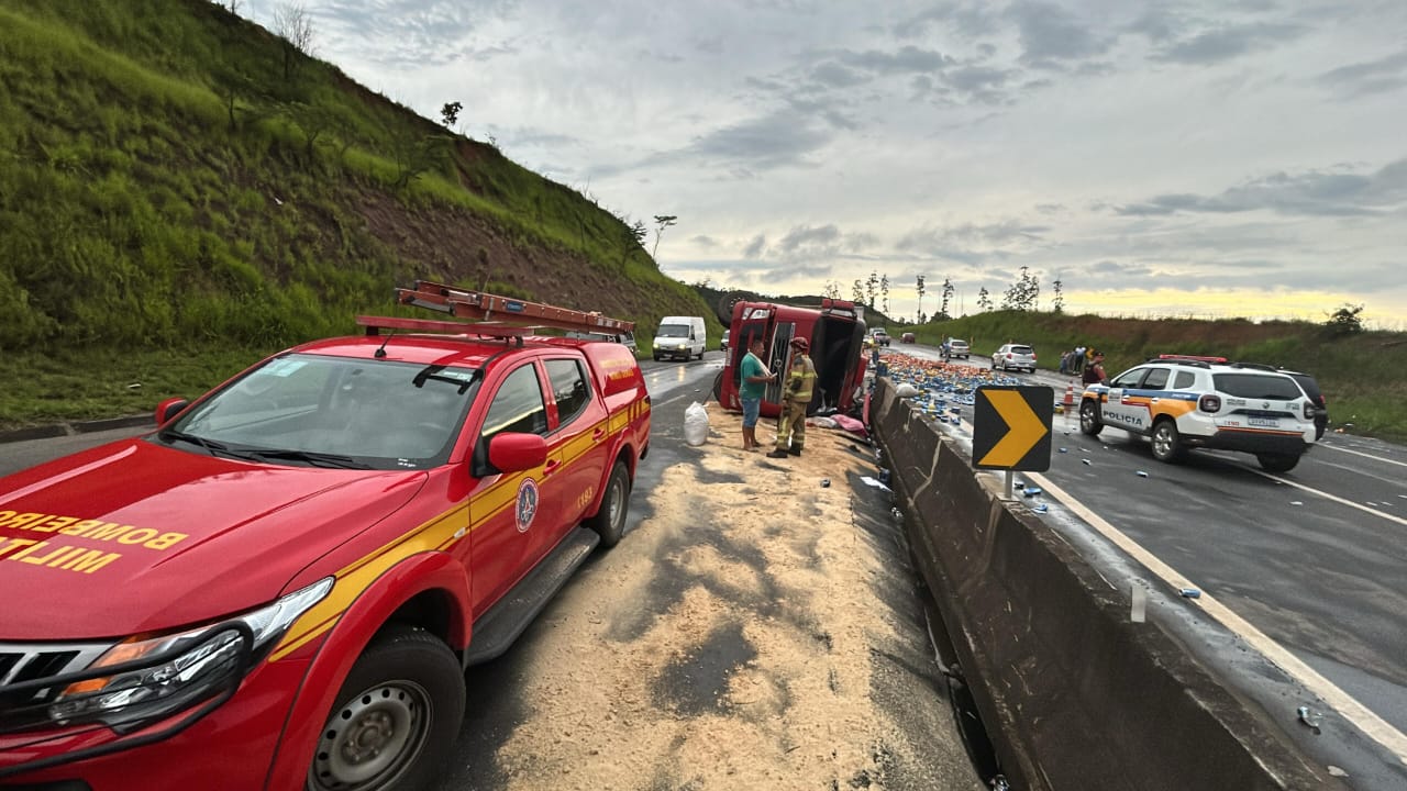 Carreta tomba na BR-040 em Juiz de Fora e deixa quatro feridos, incluindo duas crianças