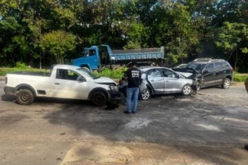 Acidente entre três carros interdita Avenida Risoleta Neves, em BH