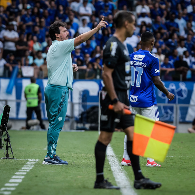 Diniz faz reunião com diretoria do Cruzeiro após vaias e é mantido no cargo