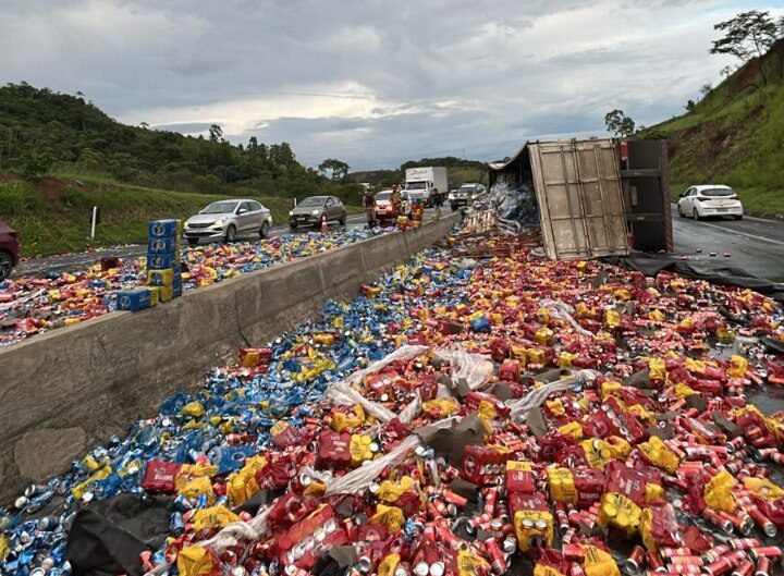 Carreta tomba na BR-040 em Juiz de Fora e deixa quatro feridos, incluindo duas crianças