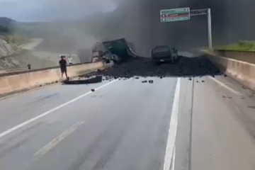 Carreta carregada de carvão tomba e interdita BR-381 em Caeté