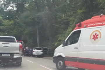 Idoso cochila em volante, perde controle da direção e bate em árvore no bairro Água Fresca