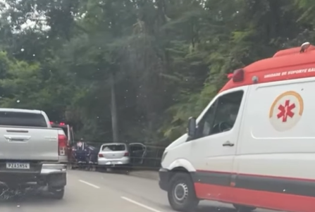 Idoso cochila em volante, perde controle da direção e bate em árvore no bairro Água Fresca