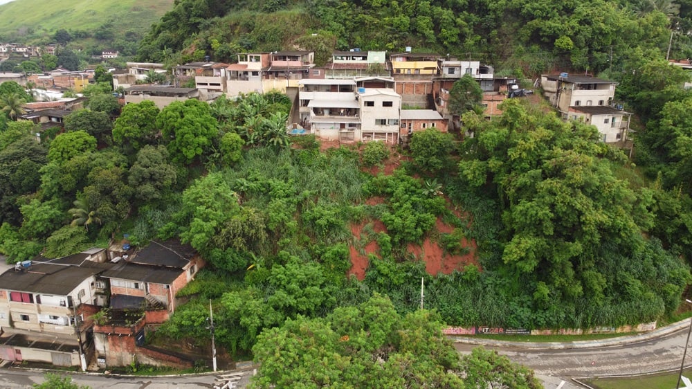 A Defesa Civil de Coronel Fabriciano segue monitorando as áreas de risco no município após as fortes chuvas registradas no final de semana. Desde o domingo (12) até a manhã desta segunda-feira (13), o acumulado de chuva foi de 94,8 mm, deixando a cidade em estado de alerta, especialmente nos bairros próximos ao Ribeirão Caladão e na parte alta do município.No sábado (11), houve um volume intenso de precipitação, o que resultou em diversas ocorrências. A Defesa Civil realizou vistorias em diferentes bairros, com destaque para deslizamentos de terra e quedas de muros, totalizando 8 registros. Os bairros mais afetados foram Mangueiras e Morada do Vale. Também houve alagamentos no bairro Amaro Lanari e na Avenida Atlântica, próxima à Avenida Tancredo Neves, além de uma queda parcial de barranco. Ponte interditada Na manhã desta segunda-feira (13), a Defesa Civil, em conjunto com a Secretaria de Governança de Obras e Serviços Urbanos, interditou a segunda ponte sobre o Ribeirão Caladão, localizada próxima ao bairro Santa Helena. Os dois sentidos estão bloqueados, impedindo o tráfego tanto para quem segue do bairro Santa Terezinha ao Centro quanto no sentido contrário. A interdição foi necessária devido à queda parcial do barranco na cabeceira da ponte e ao risco de deslizamento de uma encosta na Rua Paracatu, nas proximidades. A orientação é que os motoristas utilizem a Avenida Tancredo Neves como rota alternativa. Uma equipe técnica da Prefeitura esteve no local para avaliação e realizar os levantamentos necessários para a elaboração de projetos e planilhas e assim como a contratação emergencial de serviços para recuperação da área. Além disso, a estrada de acesso à Serra dos Cocais permanece interditada devido a novos deslizamentos de terra. A recomendação é que os motoristas respeitem os bloqueios e evitem transitar pelo local. A Defesa Civil também está monitorando o nível do Rio Piracicaba e os bairros próximos. Até o momento, a situação não exige estado de alerta. Apoio aos municípios vizinhos Desde o domingo (12), a Prefeitura de Coronel Fabriciano tem prestado apoio aos municípios vizinhos de Ipatinga, Santana do Paraíso e Timóteo, que também foram afetados pelas chuvas. O prefeito, Sadi Lucca determinou o envio de máquinas e caminhões para auxiliar na limpeza em Ipatinga, o município mais impactado, com alagamentos, deslizamentos e registro de óbitos. A esses municípios foram enviados donativos, como colchões, kits de lençol, cestas básicas, kits de limpeza e higiene, e água potável, em um esforço de solidariedade regional. Recomendações à população A Defesa Civil reforça que a população deve se manter vigilante e informar imediatamente qualquer situação de risco, como trincas em edificações, novos deslizamentos ou alagamentos. Canais de emergência: Defesa Civil: (31) 3406-7352 Corpo de Bombeiros: 193