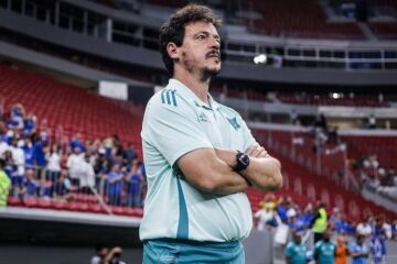 Fernando Diniz se mostrou incapaz de ajudar a resolver os problemas celestes, que não passam apenas por ele