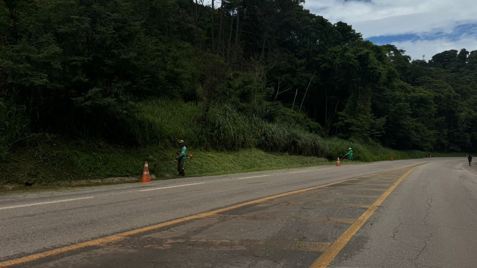 Roçada em via urbana é feita sem proteção, em Itabira