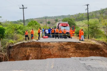 Duas pessoas morrem após parte de rodovia ceder, no Sergipe