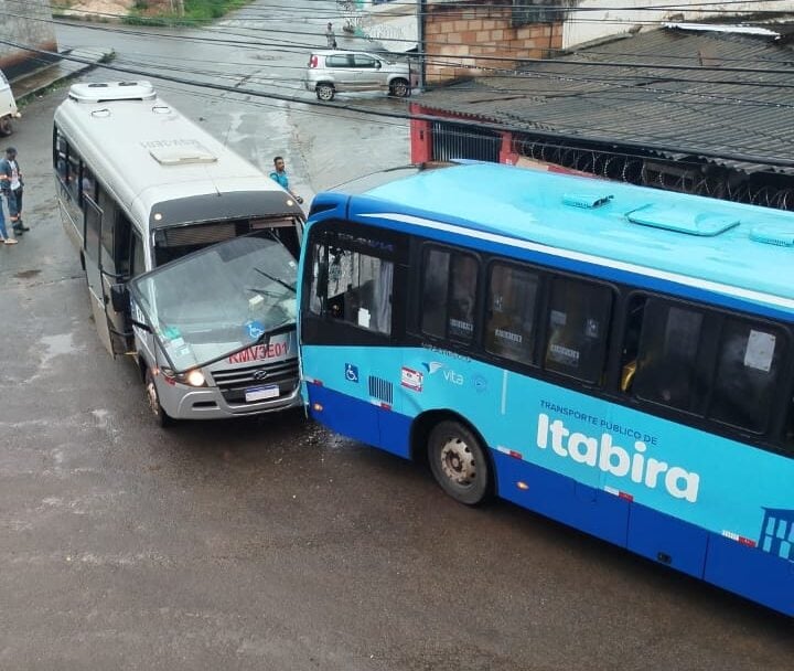 Batida frontal envolvendo micro-ônibus e ônibus da Cisne deixa dois feridos no Fênix, em Itabira