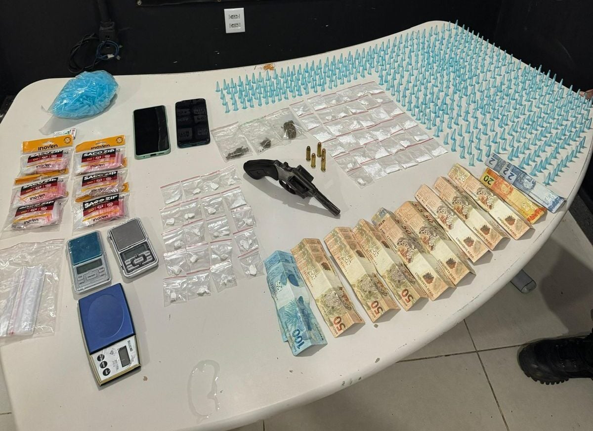 PM apreende drogas, arma de fogo e menor envolvido com tráfico de drogas em Itabira