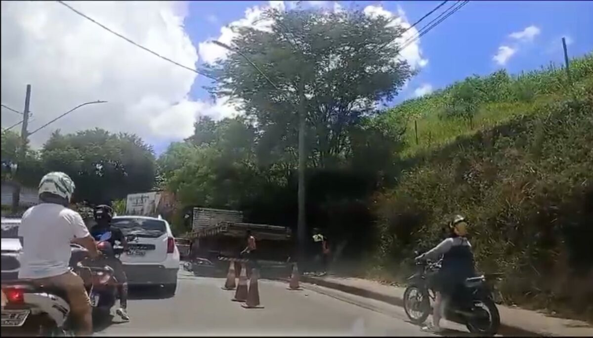 Motociclista bate na traseira de caminhão e é socorrido pelo Samu, em Itabira