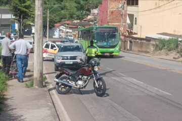 Mais um acidente no bairro Hamilton: Piloto fica ferido após colidir contra carro em Itabira