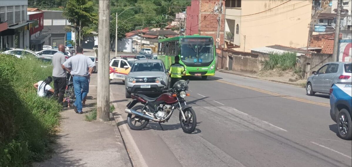 Mais um acidente no bairro Hamilton: Piloto fica ferido após colidir contra carro em Itabira
