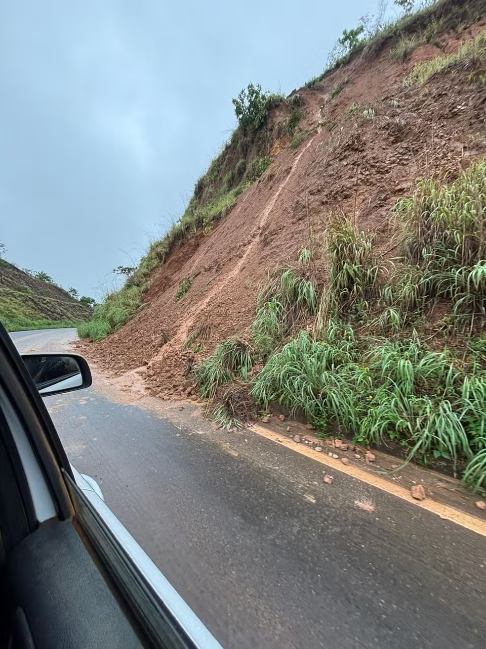 PM orienta motoristas após deslizamento e risco em rodovia de Minas Gerais